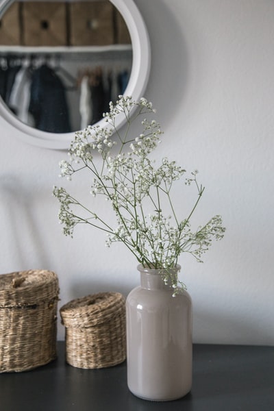 白色的花在白色陶瓷花瓶
